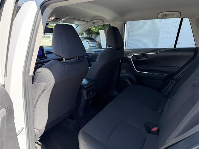 Toyota RAV4 Vehicle Full-screen Gallery Image 17