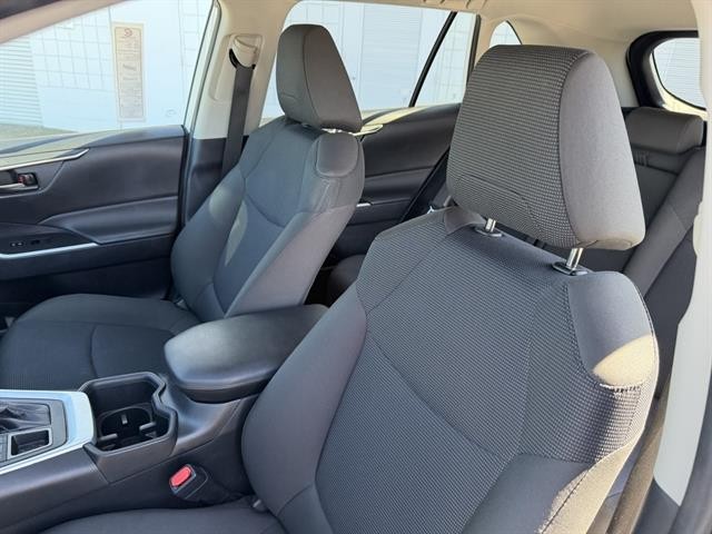 Toyota RAV4 Vehicle Full-screen Gallery Image 18