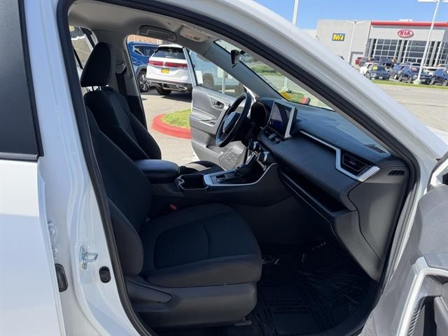 Toyota RAV4 Vehicle Full-screen Gallery Image 20