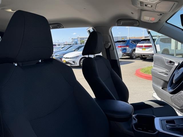 Toyota RAV4 Vehicle Full-screen Gallery Image 21