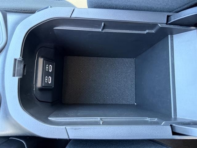 Toyota RAV4 Vehicle Full-screen Gallery Image 26