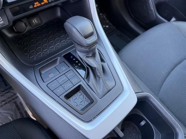 Toyota RAV4 Vehicle Full-screen Gallery Image 28