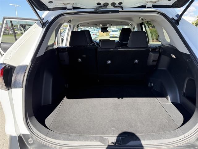 Toyota RAV4 Vehicle Full-screen Gallery Image 30