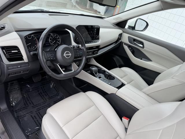 Nissan Rogue Vehicle Full-screen Gallery Image 02