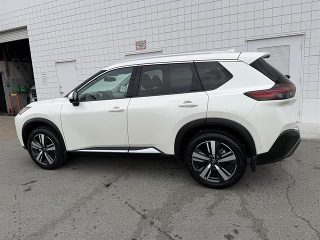 Nissan Rogue Vehicle Full-screen Gallery Image 03