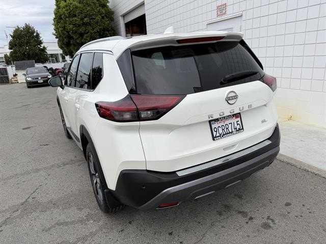 Nissan Rogue Vehicle Full-screen Gallery Image 04