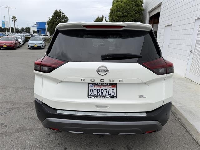 Nissan Rogue Vehicle Full-screen Gallery Image 05