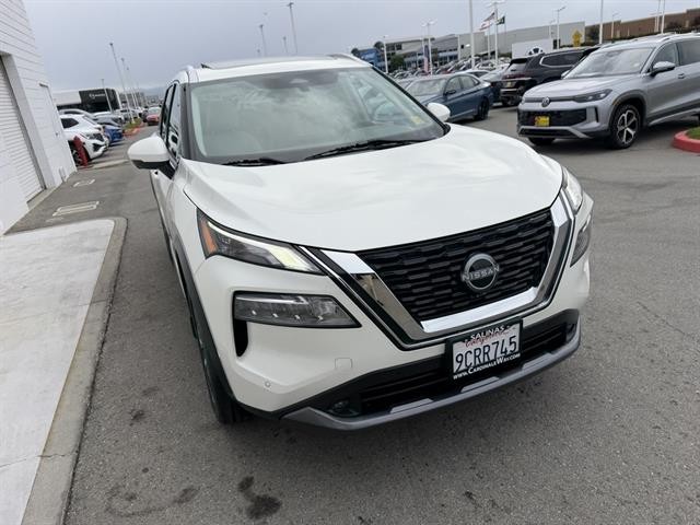 Nissan Rogue Vehicle Full-screen Gallery Image 08