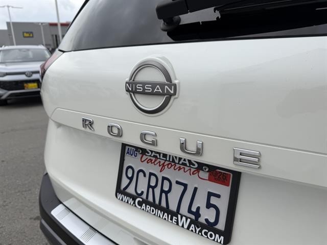 Nissan Rogue Vehicle Full-screen Gallery Image 10