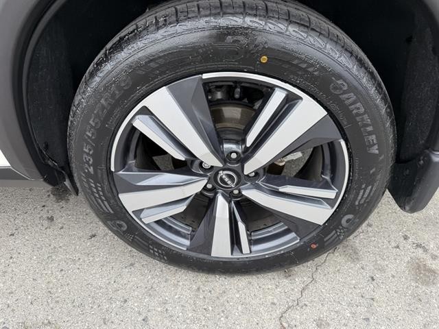 Nissan Rogue Vehicle Full-screen Gallery Image 12