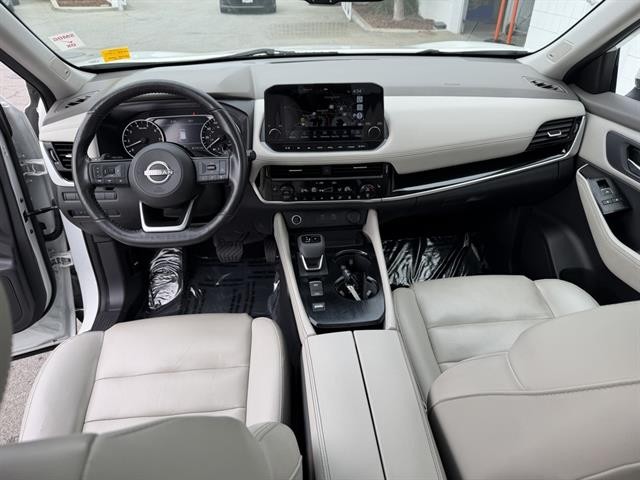 Nissan Rogue Vehicle Full-screen Gallery Image 14