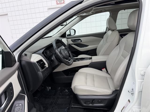 Nissan Rogue Vehicle Full-screen Gallery Image 15