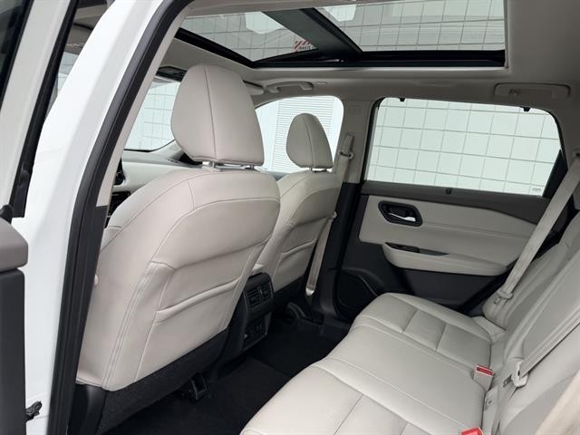 Nissan Rogue Vehicle Full-screen Gallery Image 16