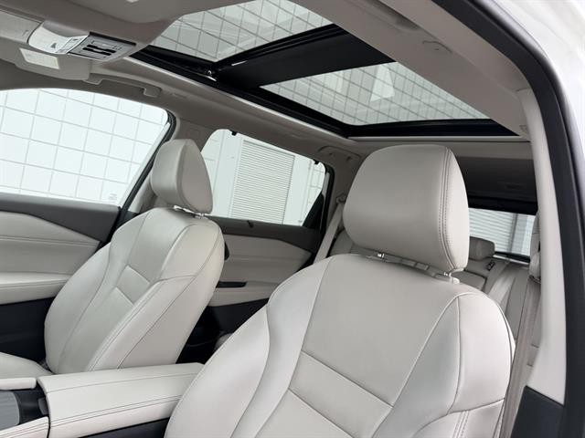 Nissan Rogue Vehicle Full-screen Gallery Image 17