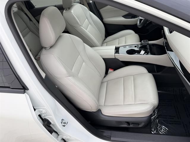 Nissan Rogue Vehicle Full-screen Gallery Image 19