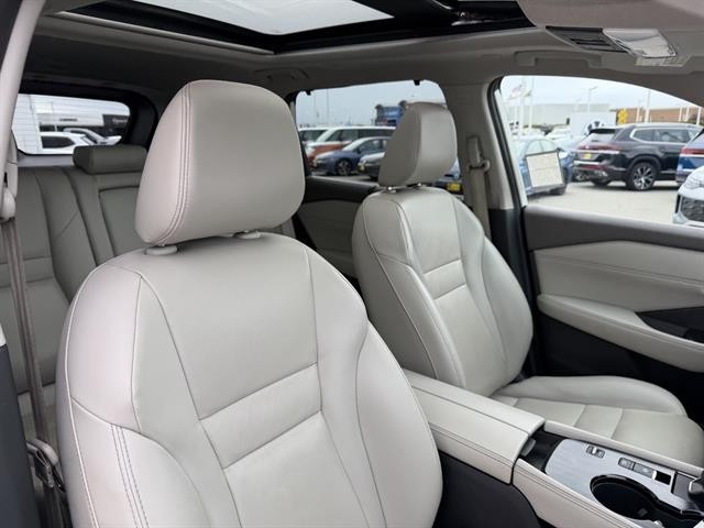 Nissan Rogue Vehicle Full-screen Gallery Image 20