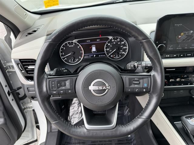 Nissan Rogue Vehicle Full-screen Gallery Image 21