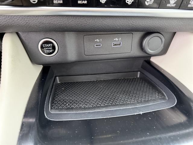 Nissan Rogue Vehicle Full-screen Gallery Image 24