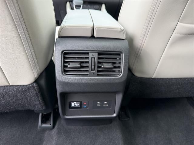 Nissan Rogue Vehicle Full-screen Gallery Image 26