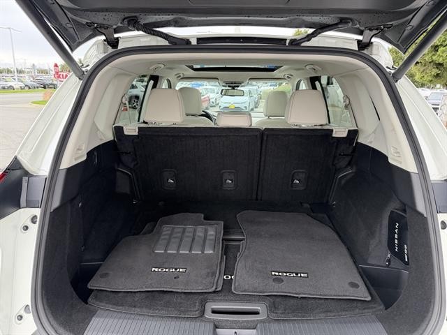 Nissan Rogue Vehicle Full-screen Gallery Image 30