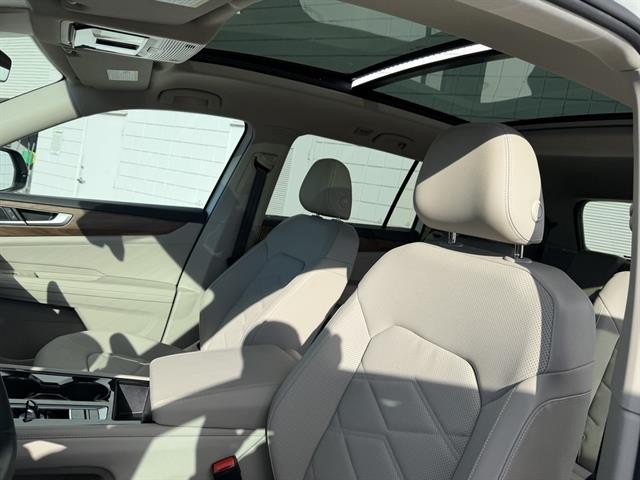 Volkswagen Atlas Vehicle Full-screen Gallery Image 18