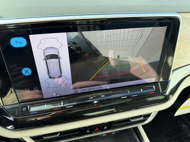 Volkswagen Atlas Vehicle Full-screen Gallery Image 25