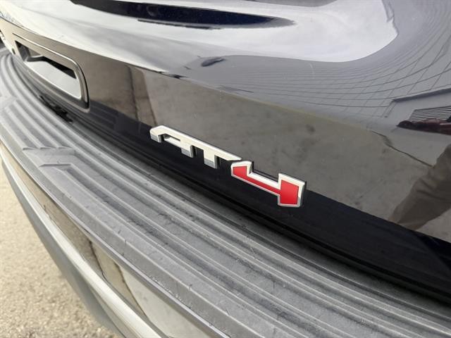 GMC Yukon Vehicle Full-screen Gallery Image 12