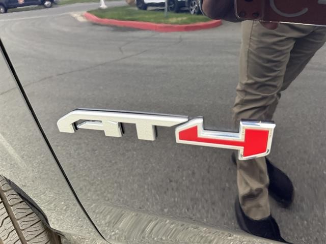 GMC Yukon Vehicle Full-screen Gallery Image 14