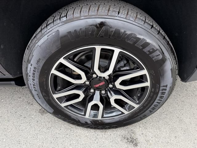 GMC Yukon Vehicle Full-screen Gallery Image 15