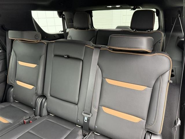 GMC Yukon Vehicle Full-screen Gallery Image 21