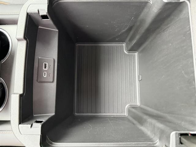 GMC Yukon Vehicle Full-screen Gallery Image 29