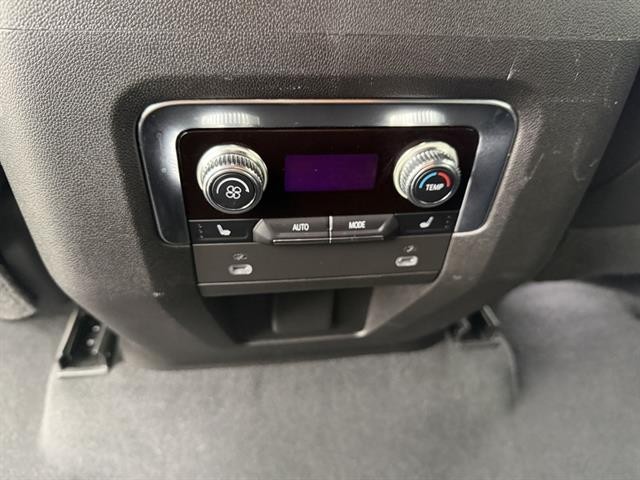 GMC Yukon Vehicle Full-screen Gallery Image 30