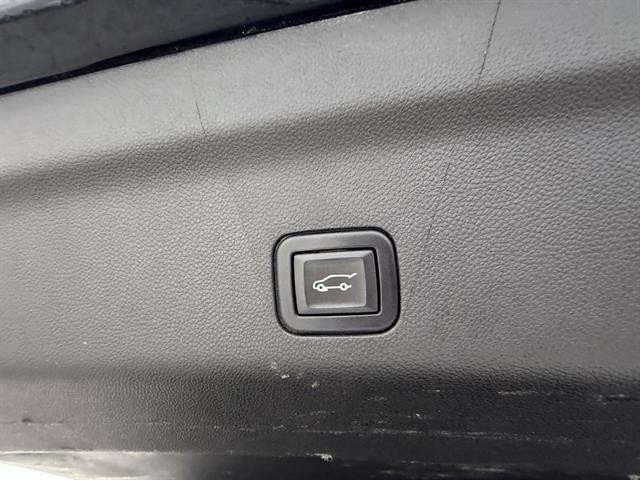 GMC Yukon Vehicle Full-screen Gallery Image 35