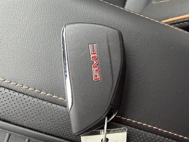 GMC Yukon Vehicle Full-screen Gallery Image 36