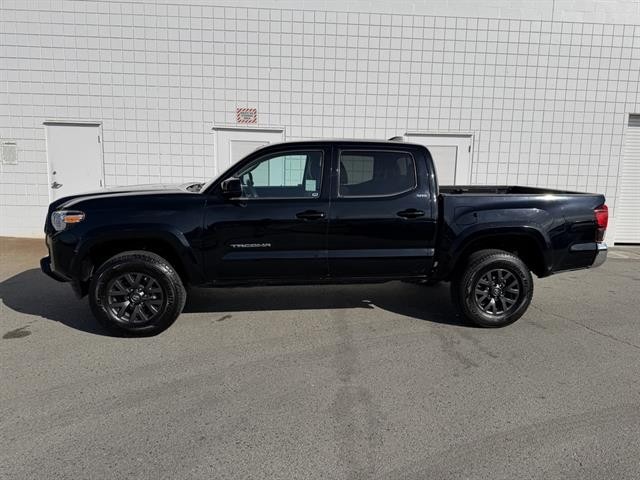 Toyota Tacoma 2WD Vehicle Full-screen Gallery Image 03