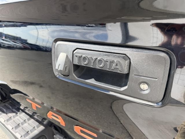 Toyota Tacoma 2WD Vehicle Full-screen Gallery Image 11