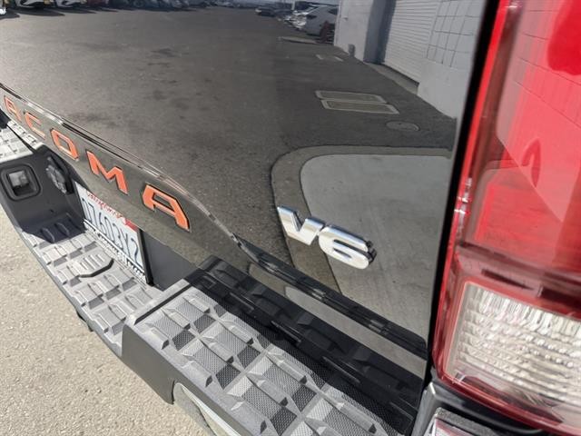 Toyota Tacoma 2WD Vehicle Full-screen Gallery Image 12