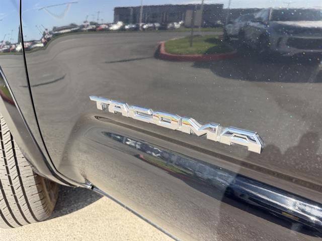 Toyota Tacoma 2WD Vehicle Full-screen Gallery Image 13