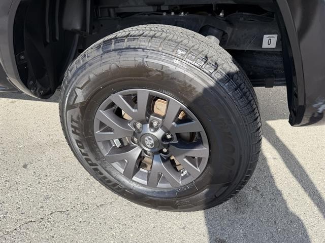 Toyota Tacoma 2WD Vehicle Full-screen Gallery Image 15