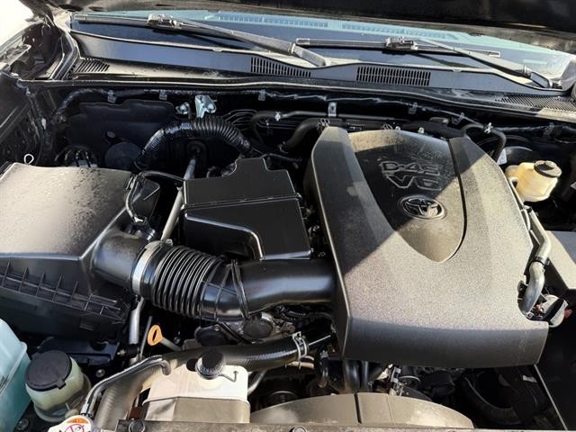 Toyota Tacoma 2WD Vehicle Full-screen Gallery Image 16