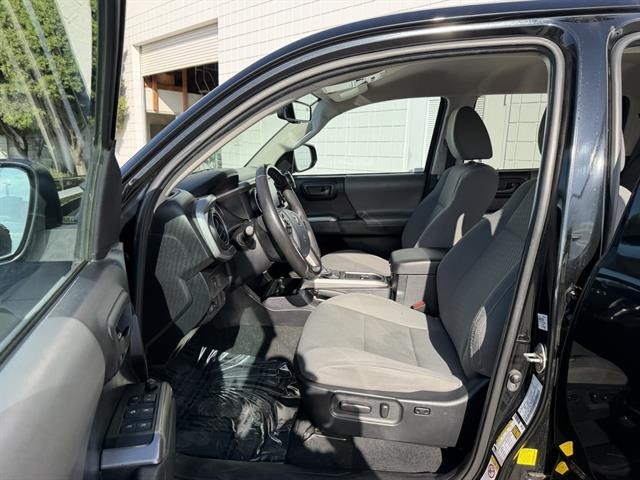 Toyota Tacoma 2WD Vehicle Full-screen Gallery Image 18