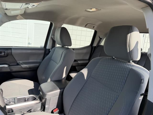 Toyota Tacoma 2WD Vehicle Full-screen Gallery Image 20