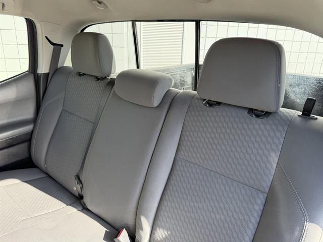 Toyota Tacoma 2WD Vehicle Full-screen Gallery Image 21