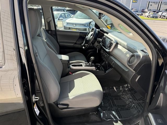 Toyota Tacoma 2WD Vehicle Full-screen Gallery Image 22