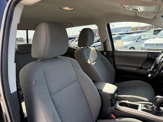 Toyota Tacoma 2WD Vehicle Full-screen Gallery Image 23