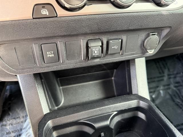 Toyota Tacoma 2WD Vehicle Full-screen Gallery Image 27