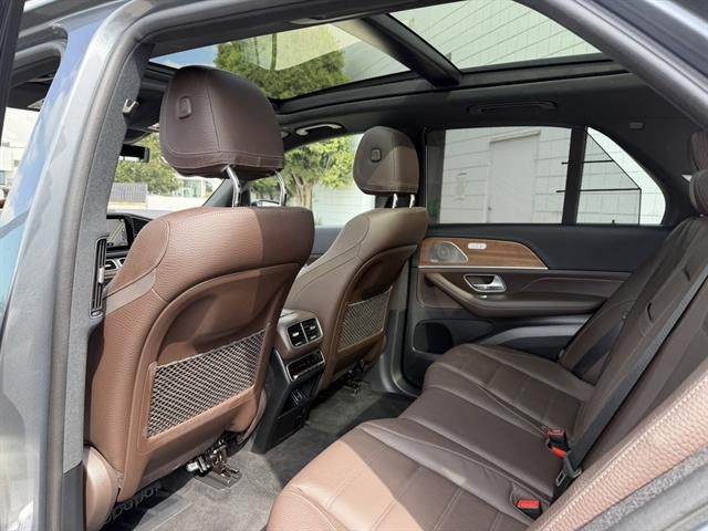 Mercedes-Benz GLE 580 Vehicle Full-screen Gallery Image 17