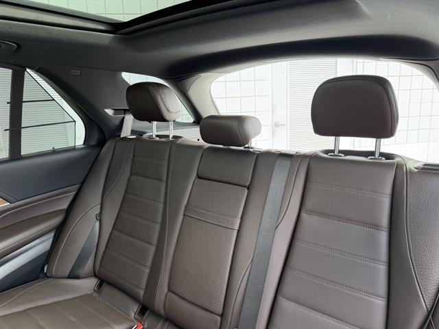 Mercedes-Benz GLE 580 Vehicle Full-screen Gallery Image 19