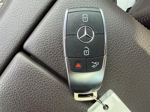 Mercedes-Benz GLE 580 Vehicle Full-screen Gallery Image 34