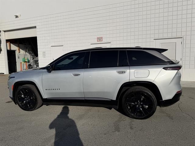 Jeep Wagoneer S Vehicle Full-screen Gallery Image 03